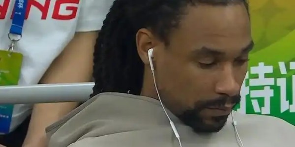 开云体育app-轰下45+19+11！广东内线又又被吊打，萨林杰戴耳机玩手机引争议