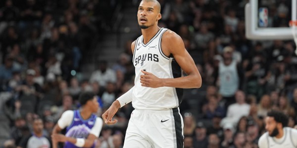 开云体育app下载安卓-苏群：火箭玩了命地把文班推出篮下 后者仍在锤炼 明年会是爆发年