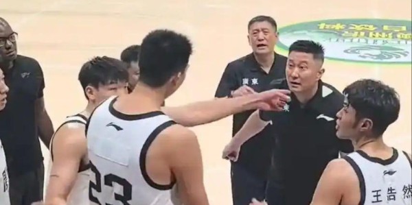 开云体育app-郭艾伦回归最大受益者！10中9砍24分14板，球迷：离开杜锋是对的